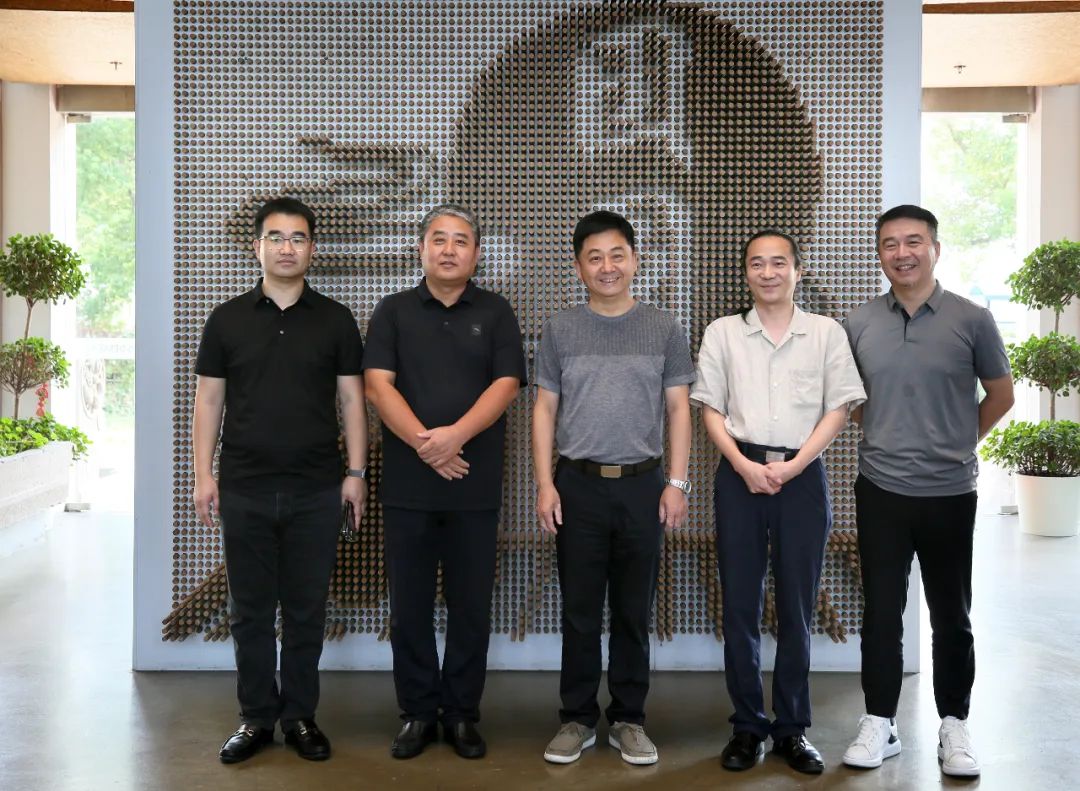 文化和旅游部李宏會長、白雪華主任一行蒞臨和氏設(shè)計考察調(diào)研